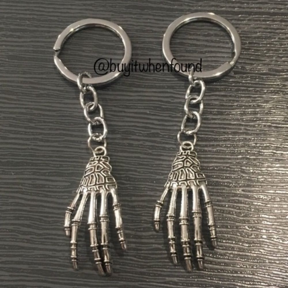 Skeleton Hand Gothic Skull Keychains - Picture 7 of 10